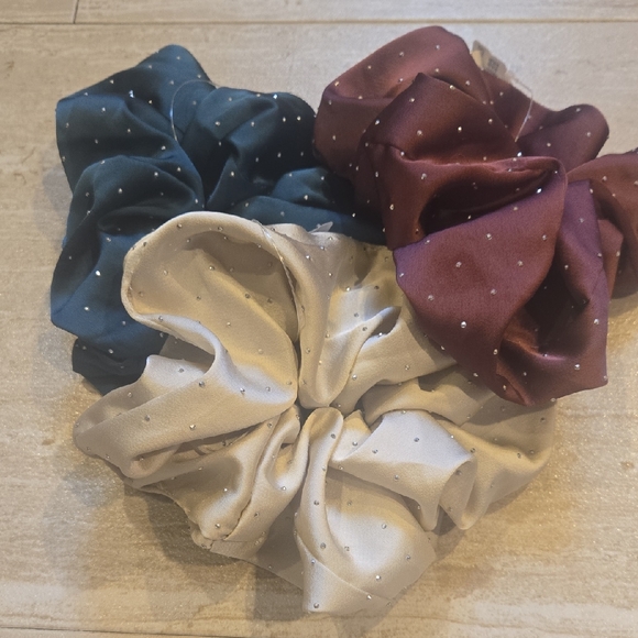 New Urban Outfitters Set of 3 Silky Oversized Festive Scrunchies - Picture 1 of 7
